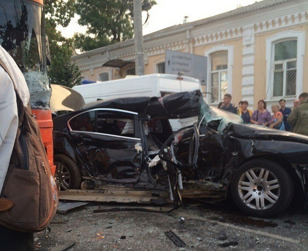 Троллейбус столкнулся с автомобилем BMW в Краснодаре