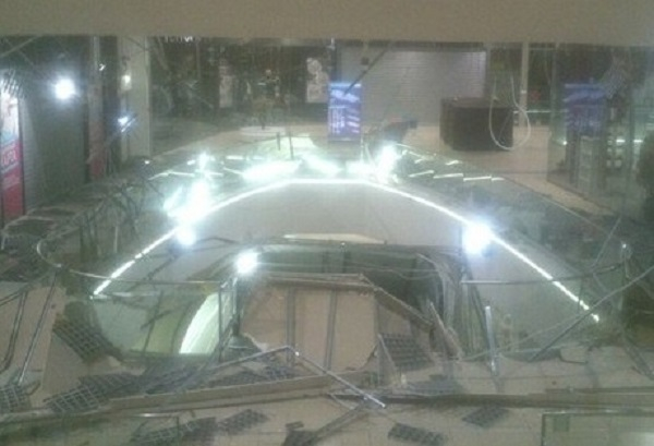 В Краснодаре в торговом центре обрушилась крыша