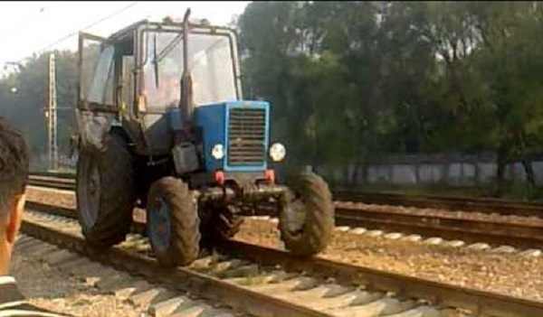 На Кубани поезд протаранил трактор