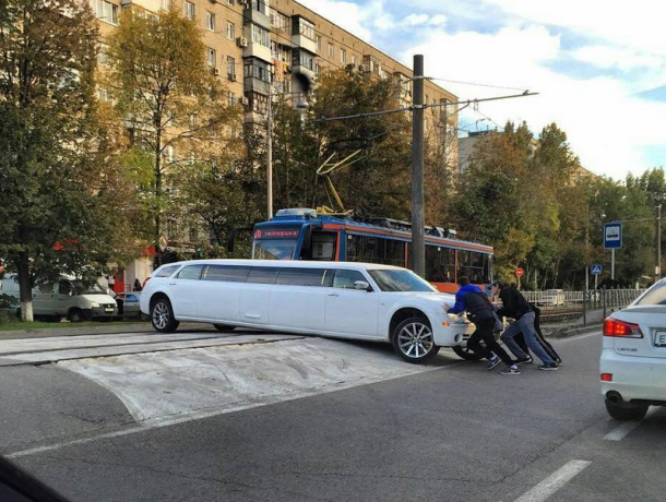В Краснодаре лимузин застрял на трамвайных путях