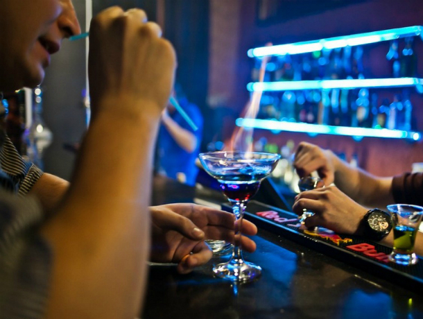 В Туапсе пьяный клиент настолько хотел выпить «на халяву», что стал угрожать пистолетом бармену