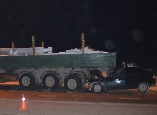 На Кубани «Лада» влетела в стоящий на обочине грузовик: два человека погибли