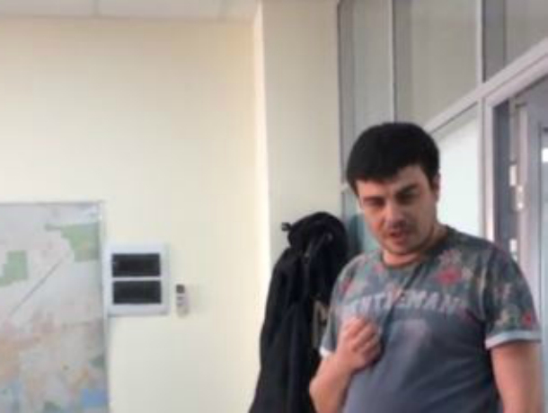 Громкий скандал между обманутыми дольщиками ЖК «Вершина» и сотрудниками офиса застройщика в Краснодаре попал на видео