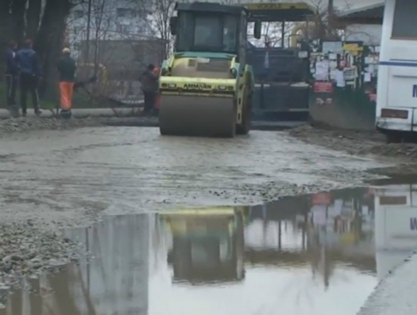 В Краснодаре дорожники небрежно закатали асфальт в грязь и лужи