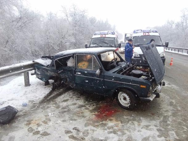 В жестком ДТП в Кавказском районе пострадали три человека
