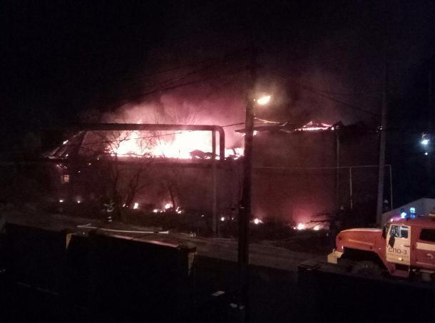 Крупный пожар в жилом доме произошел в поселке Новознаменском