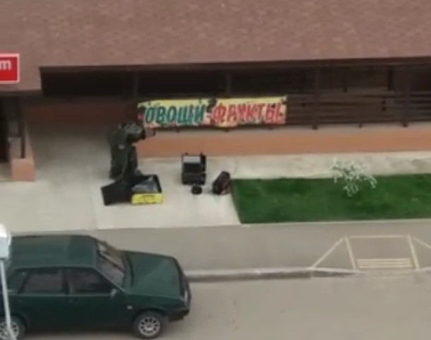 Жители Краснодара сообщили о подозрительном предмете во дворе многоэтажки