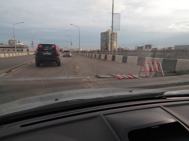 На Тургеневском мосту в Краснодаре разошелся температурный шов