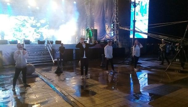 «Мокрые, но счастливые»: концерт Билана в Новороссийске задержали на час