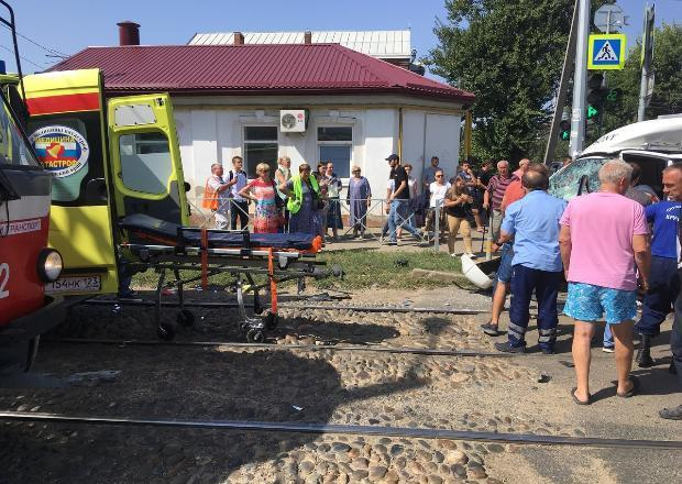 Трамвай столкнулся с грузовиком в центре Краснодара