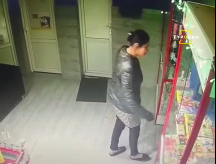 Ловкая цыганка украла огромный плазменный телевизор и попала на видео в Краснодаре