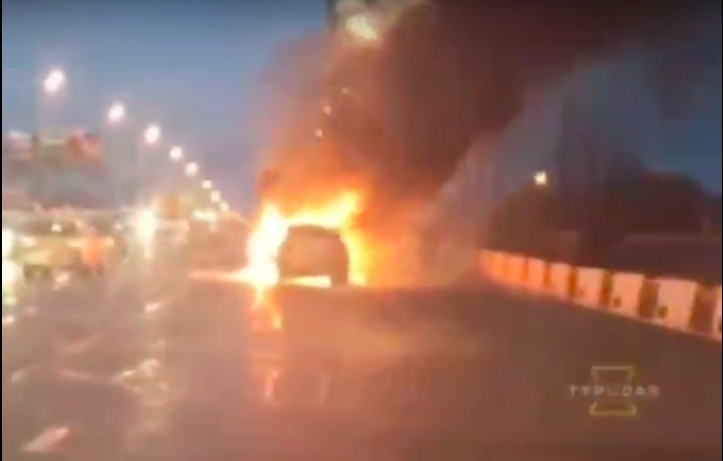 После массового ДТП две легковушки вспыхнули в Краснодаре