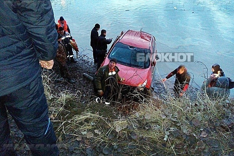 Джип, рухнувший в реку в Славянске-на-Кубани, мог находиться в угоне
