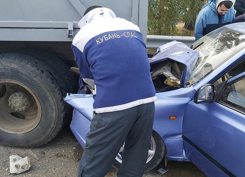 В Тимашевске женщина на иномарке погибла после столкновения с припаркованным ЗИЛом