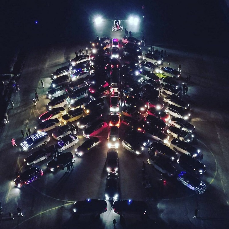 Краснодарские автомобилисты выстроили из машин новогоднюю елку с вертолетом вместо звезды