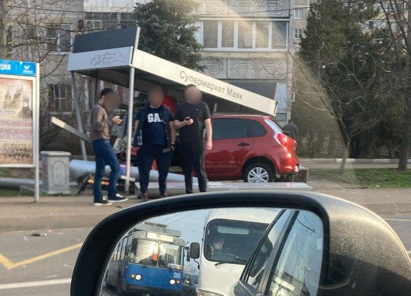 В Краснодаре иномарка на полном ходу снесла остановку общественного транспорта