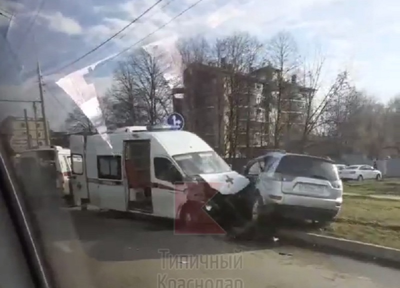 В Краснодаре два человека пострадали в столкновении кареты скорой помощи и внедорожника