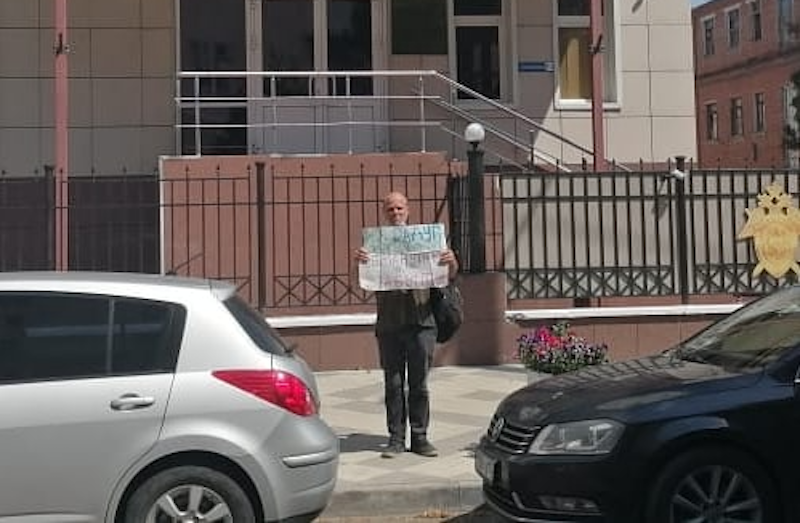Обманутый застройщиком сирота из Краснодара восемь лет лежит под ногами у чиновников, требуя квартиру