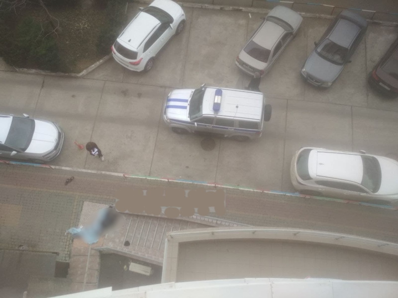 Мужчина погиб после падения из окна высотки в Краснодаре