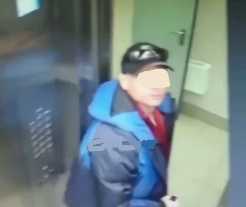 Справил малую нужду. Мужчина справил нужду в метро. парни справляют малую нужду.