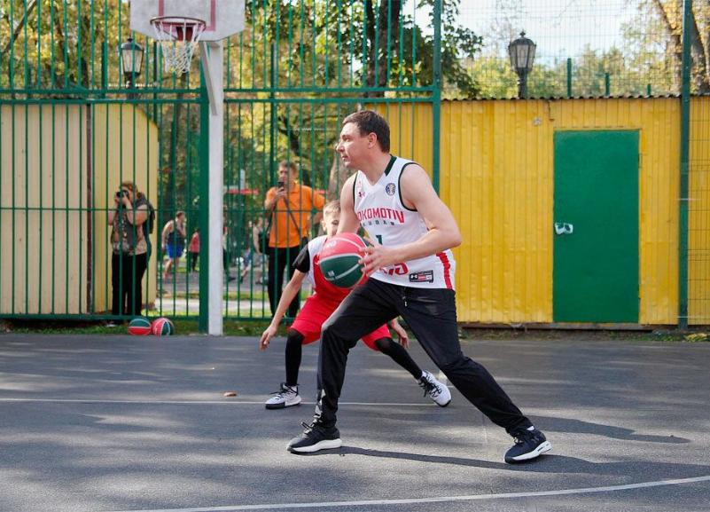 Мэр Краснодара показал, как умеет кидать: Первышов принял участие в мастер-классе по баскетболу