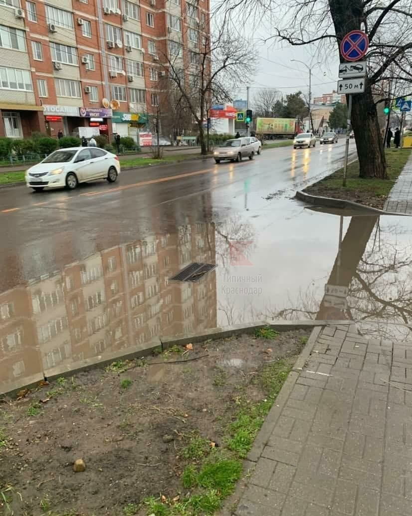 «Это не ливневка, а перелив»: в Краснодаре отремонтированная улица Зиповская утонула после дождей