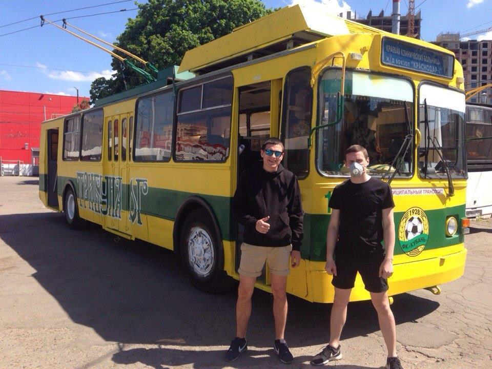 В Краснодаре фанаты «Кубани» окрасили троллейбус в клубные цвета